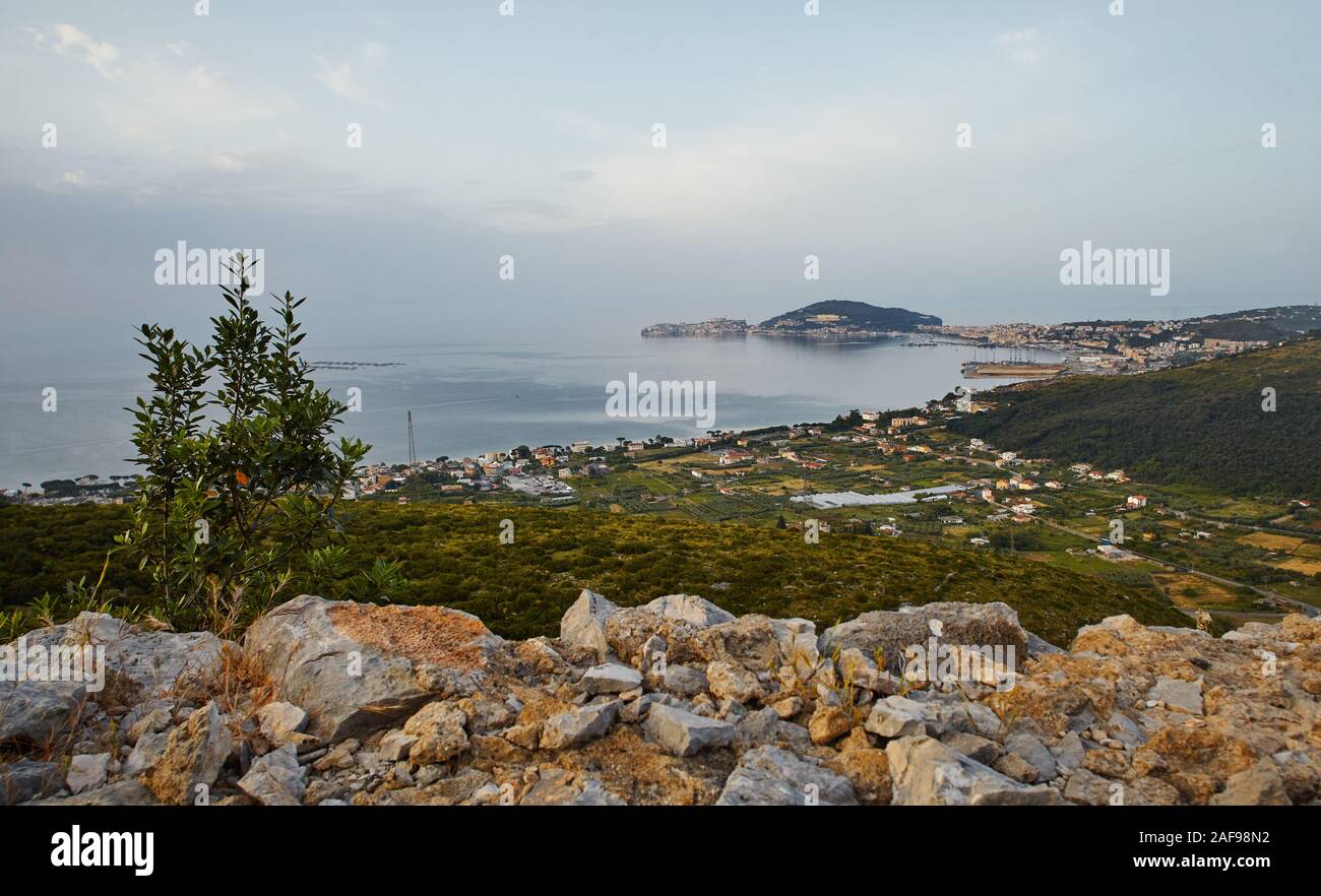 Mare Tirreno. Vista di Gaeta, Italia. Foto Stock