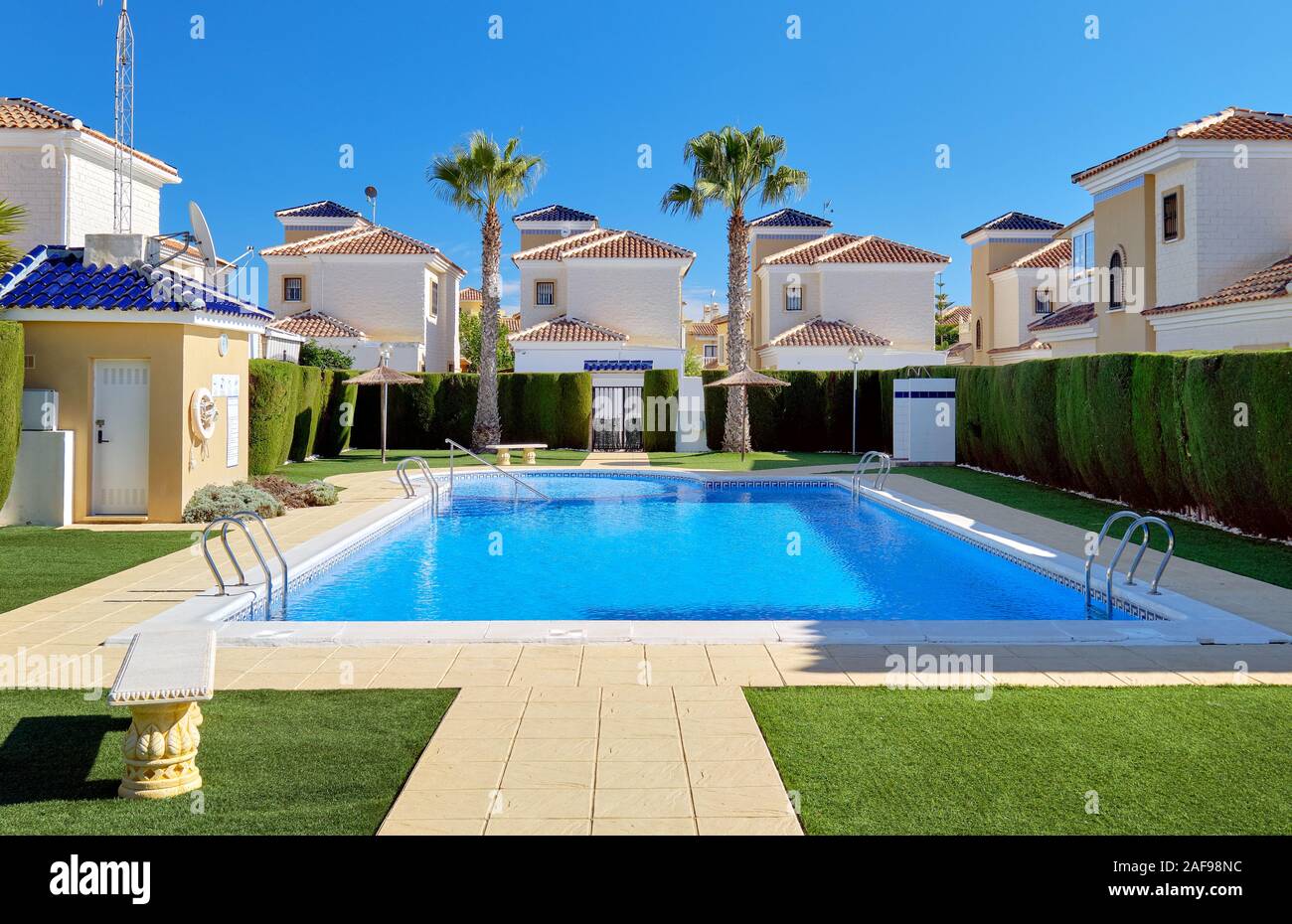 Torrevieja, Spagna - 4 novembre 2019: Appartamenti moderni con piscina pubblica splendidamente decorata area di svago luogo accogliente per prendere il sole, Spagna Foto Stock