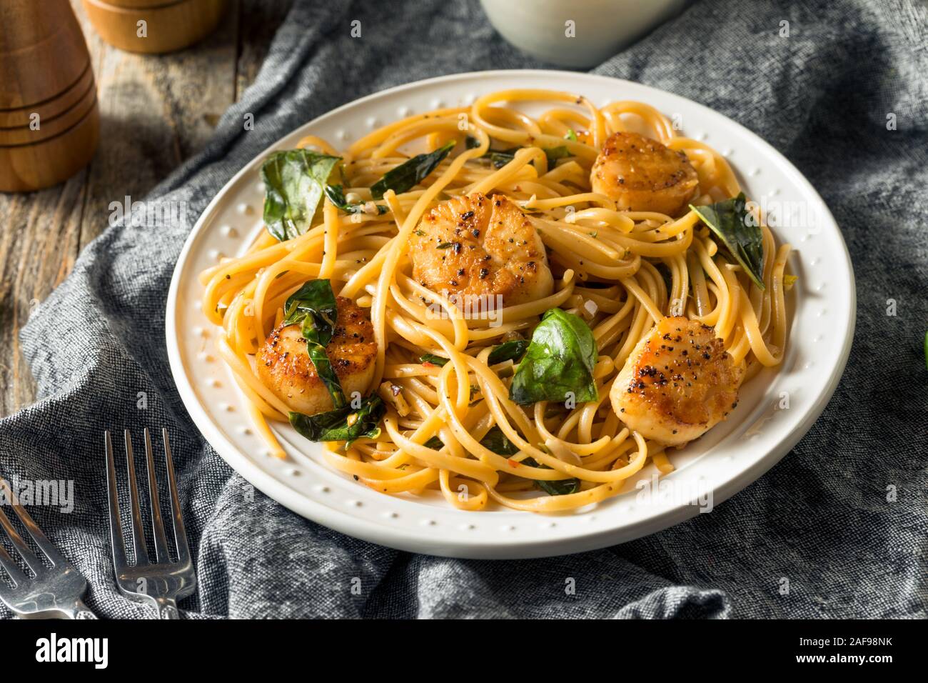 In casa smerlo italiano con pasta al sugo bianco Foto Stock