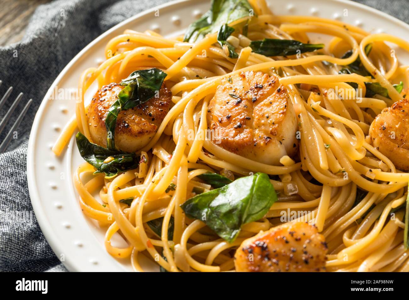 In casa smerlo italiano con pasta al sugo bianco Foto Stock