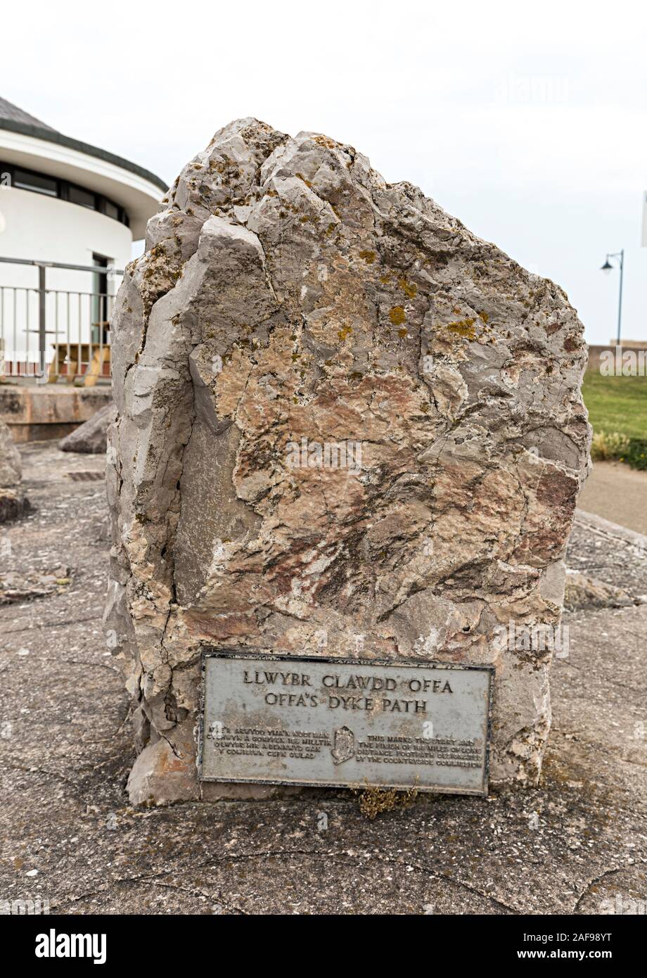 Marcatura di pietra di iniziare e finire di Offa's Dyke Path, Llwybr Clawdd Offa, Prestatyn, Denbighshire, Wales, Regno Unito Foto Stock