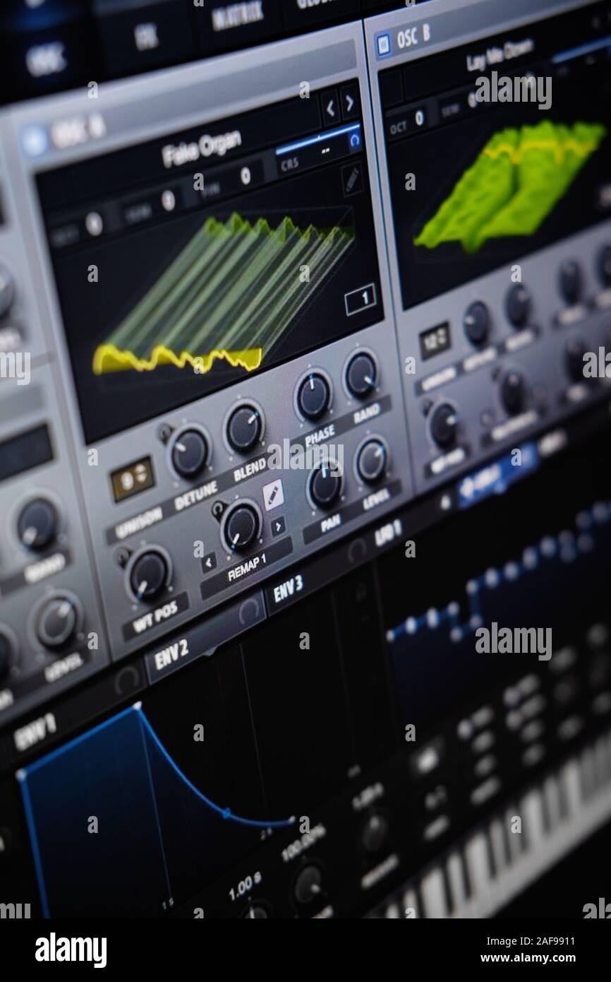 Vista ravvicinata monitor per computer stazione di lavoro audio digitale o app di produzione musicale DAW, software applicativo per dispositivi elettronici utilizzato per la registrazione Foto Stock