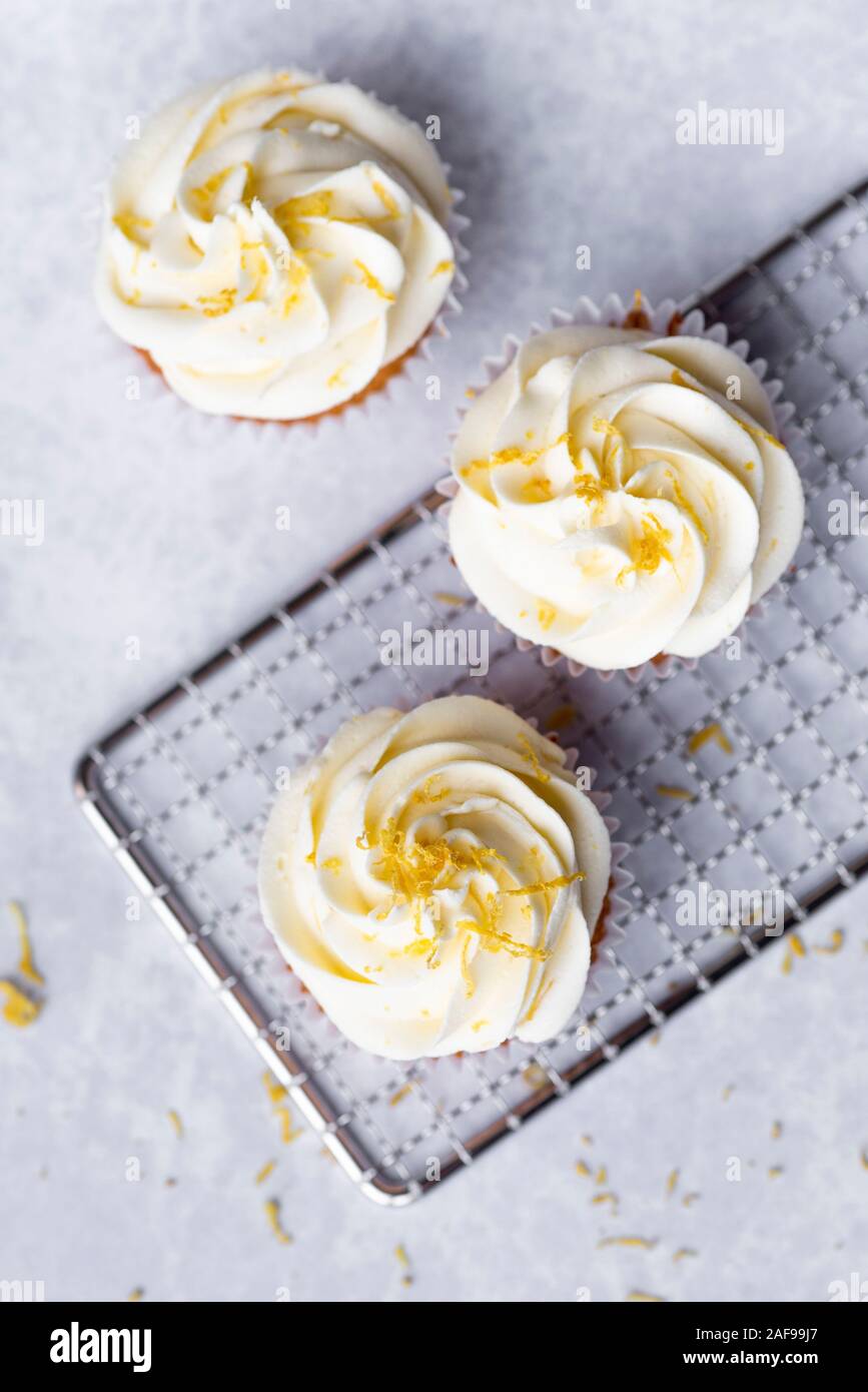 Limone tortini di vaniglia con una scorza di limone e di glassa di crema di burro Foto Stock