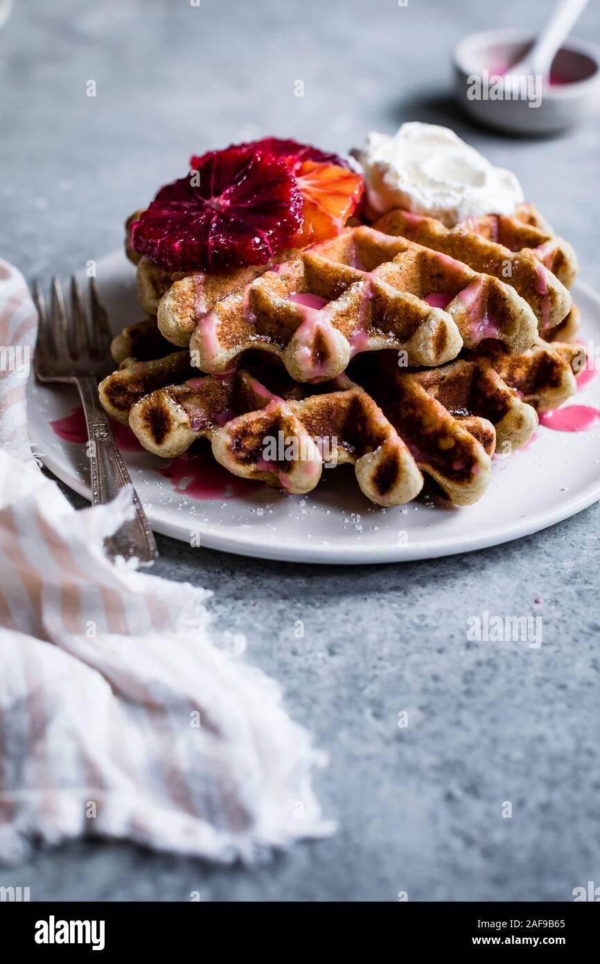 Soffice e croccante di camomilla cialde fatte senza glutine con OAT, dolci di riso e farina di tapioca. Una spruzzata di rosa caldo Arancio sanguigno smalto e rabboccato wi Foto Stock