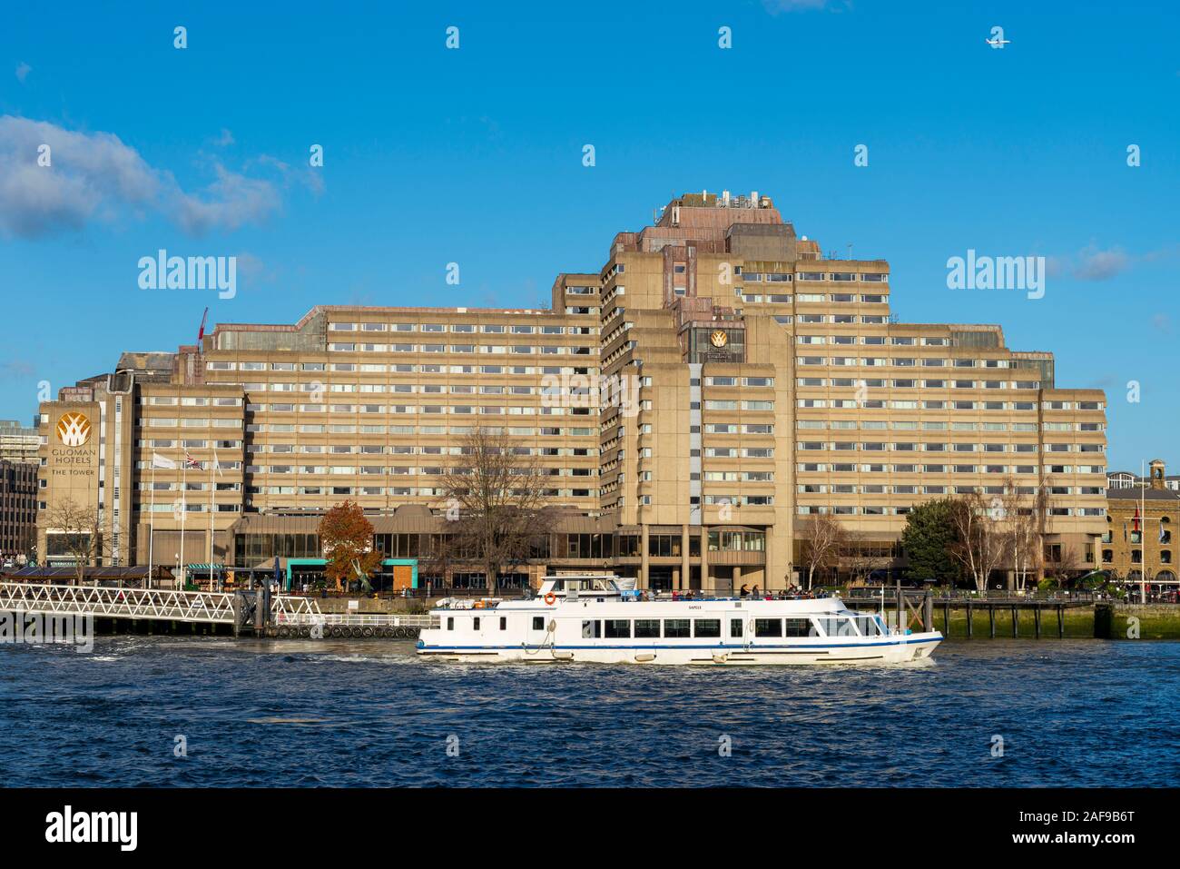Il Tower Hotel, Londra, Regno Unito. Guoman Hotel Thistle Tower Hotel vicino al Tower Bridge sul fiume Tamigi. Sapele nave della corona crociere fluviali Foto Stock