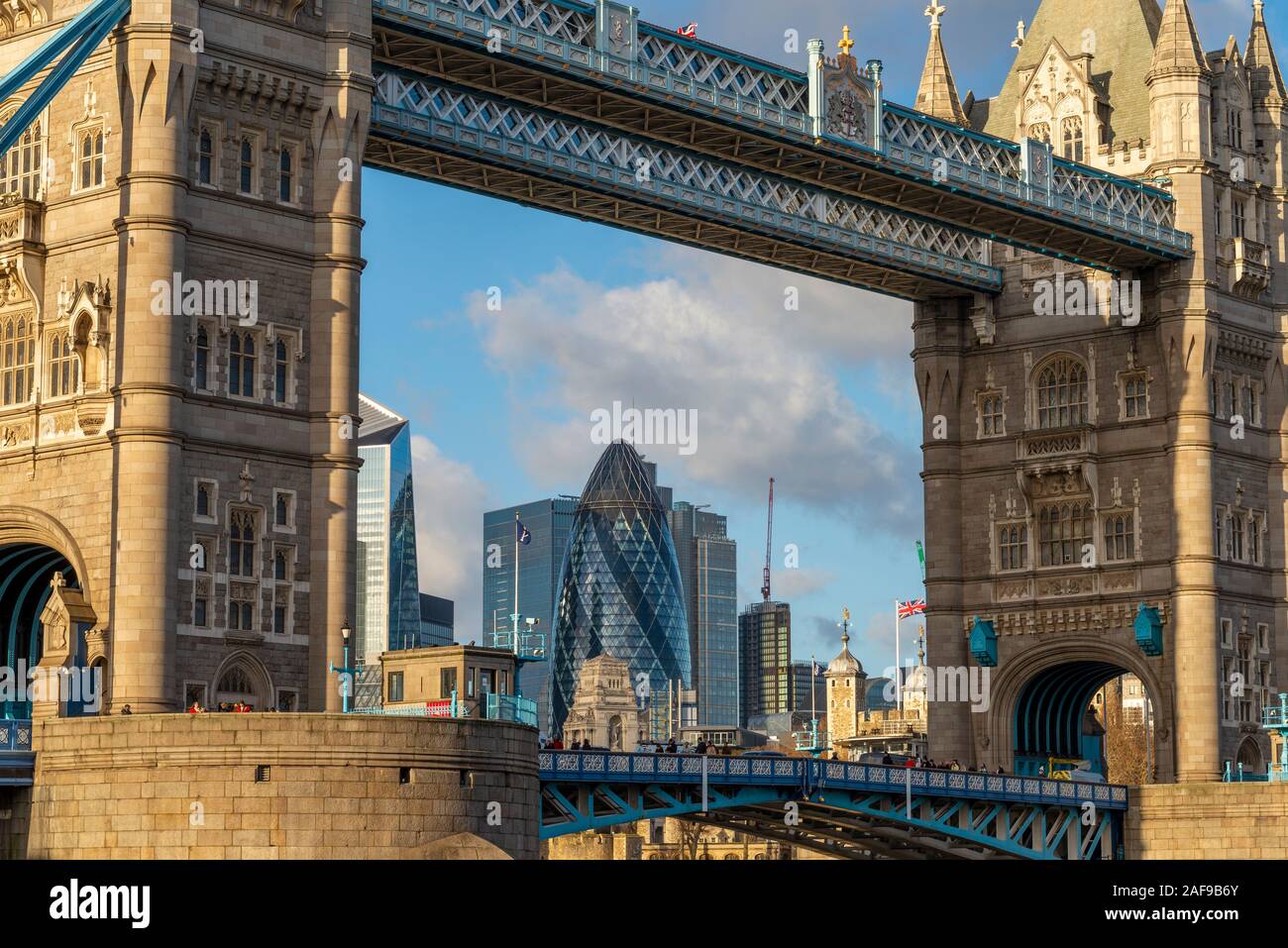 Il quartiere finanziario di Londra grattacieli incorniciato dall'architettura dell'iconico il Tower Bridge di Londra, Regno Unito. Il Gherkin. Antichi e moderni edifici Foto Stock