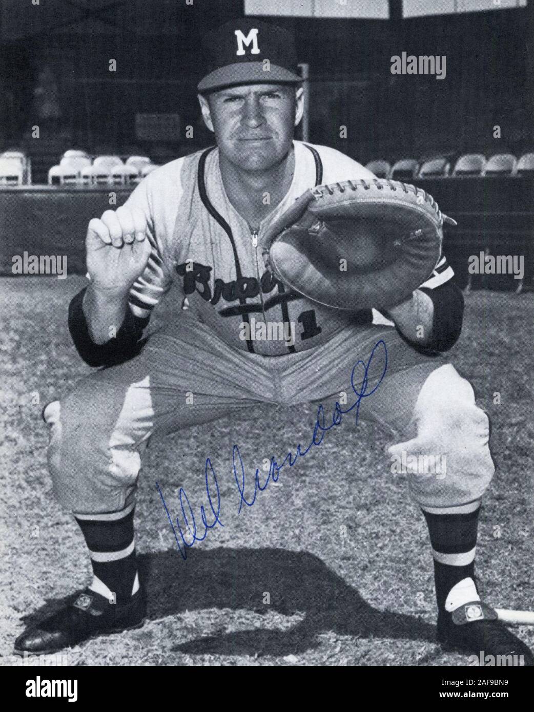 Vintage firmato in bianco e nero foto souvenir di Del Crandall con il Milwaukee Braves circa 1950s. Foto Stock