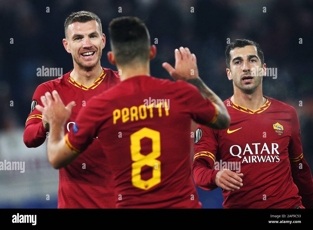 Edin Dzeko di Roma celebra con Diego Perotti dopo 2-1 punteggio obiettivo durante la UEFA Europa League, Gruppo J partita di calcio tra la Roma e di Wolfsberg AC sul dicembre 12, 2019 allo Stadio Olimpico di Roma, Italia - Foto Federico Proietti/ESPA-immagini Foto Stock