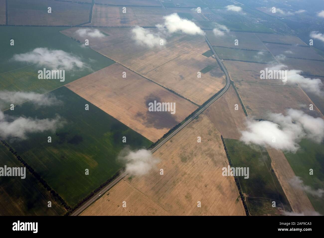 Visualizzare i campi dalla finestra del piano. Vista della superficie della terra da un'altezza. Foto Stock