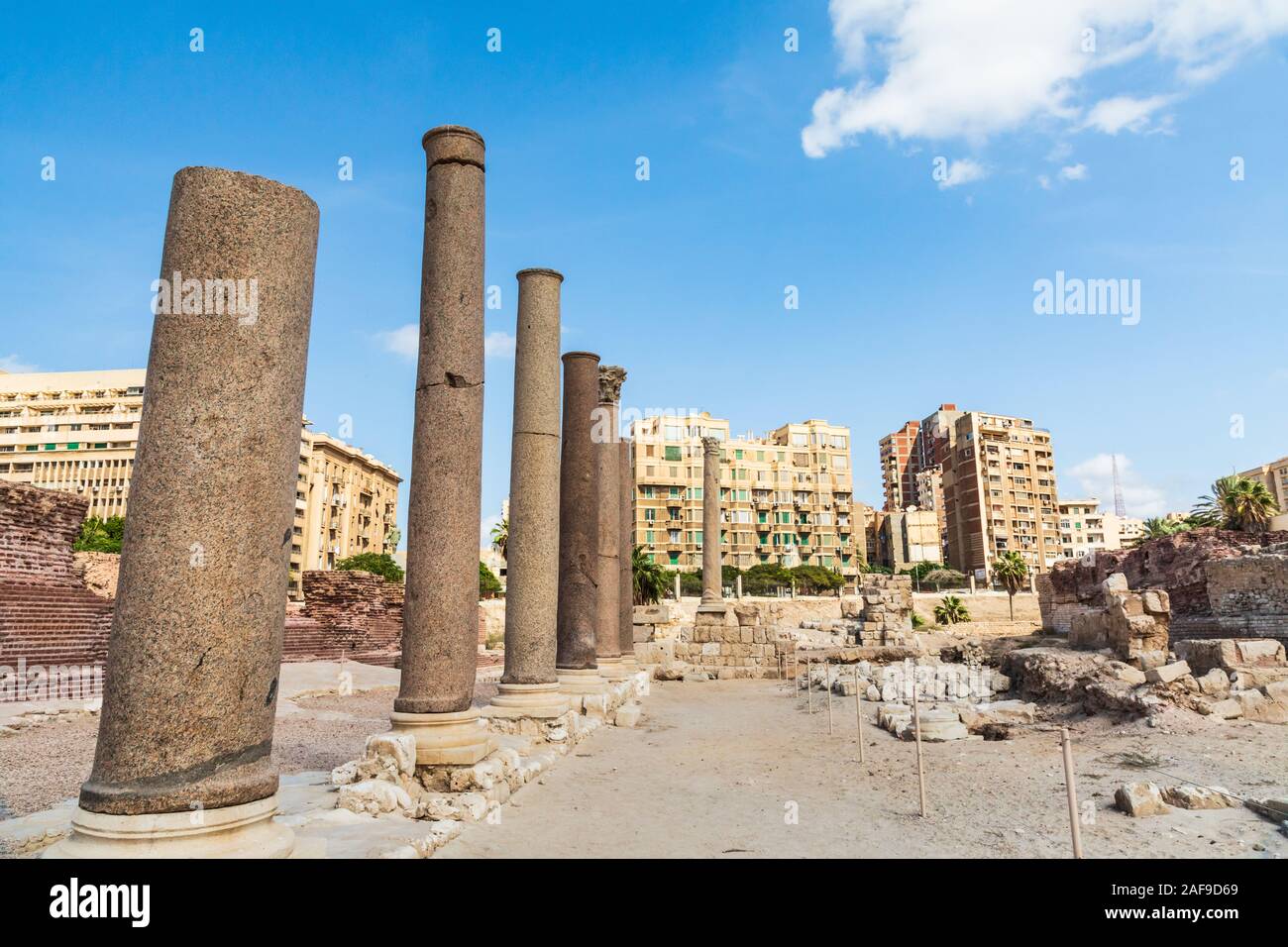 Africa, Egitto, Alessandria. Greco di colonne romane vicino alla metropolitana di bagni termali e arcate. Foto Stock