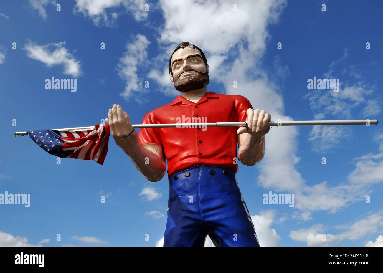 Il Lauterbach gigante sul percorso 66 in Springfield, IL, è uno dei superstiti vetroresina 'muffler uomini' statue che è servito come annunci pubblicitari sul ciglio della strada. Foto Stock