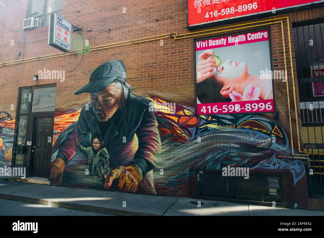 TORONTO, Canada - novembre, 2019 parte di Grafitti in Chinatown Toronto durante il giorno Foto Stock