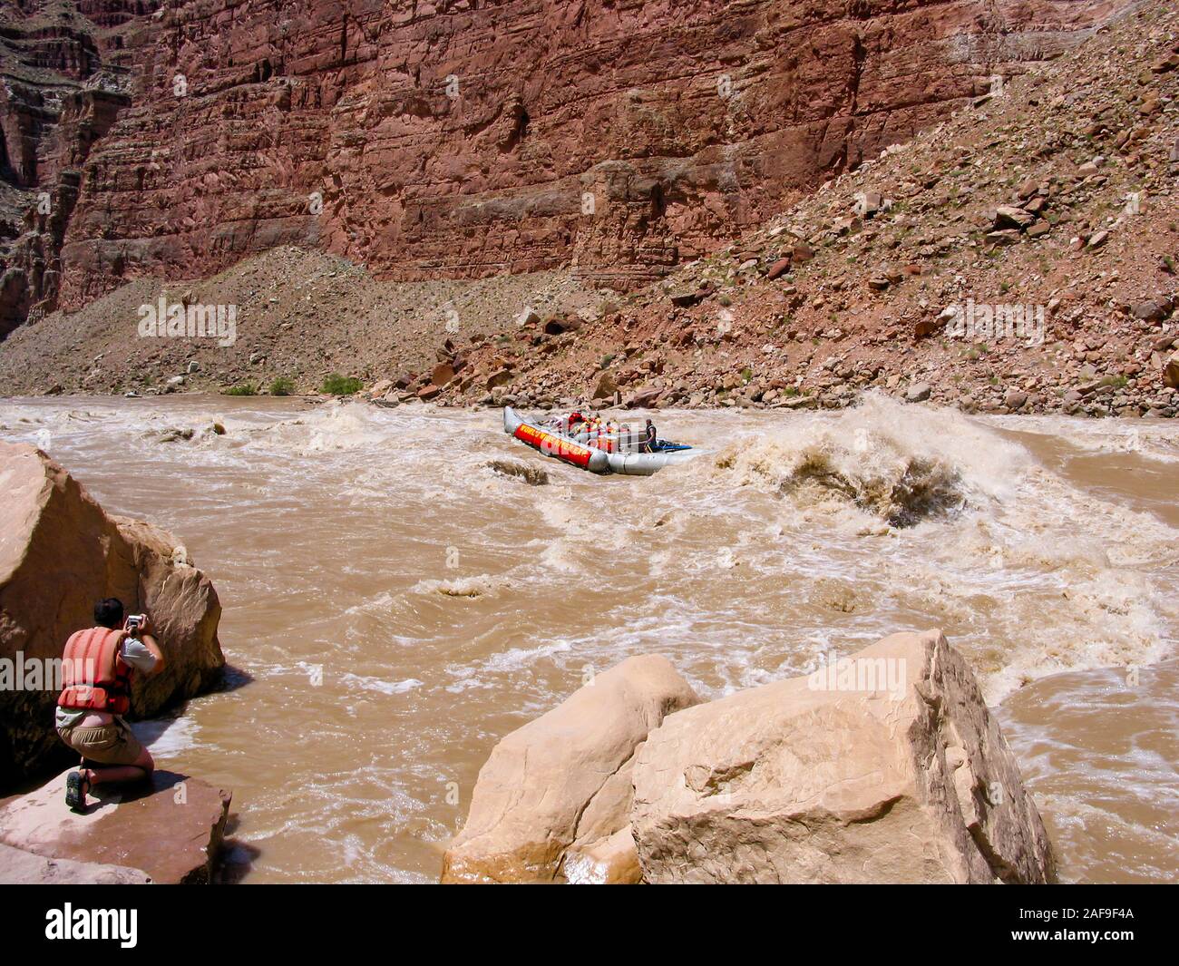 Un 33' S-rig zattera naviga attraverso la grande caduta II rapido nel Cataract canyon sul fiume Colorado nel Parco Nazionale di Canyonlands in Utah. Il livello di flusso wa Foto Stock