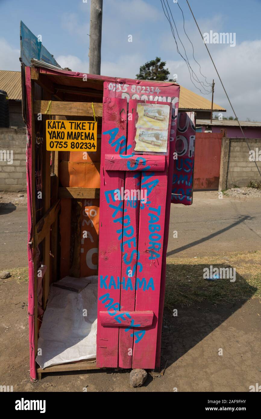 La Regione di Arusha, Tanzania settentrionale. Bus Ticket chiosco in un villaggio fuori di Arusha. Foto Stock