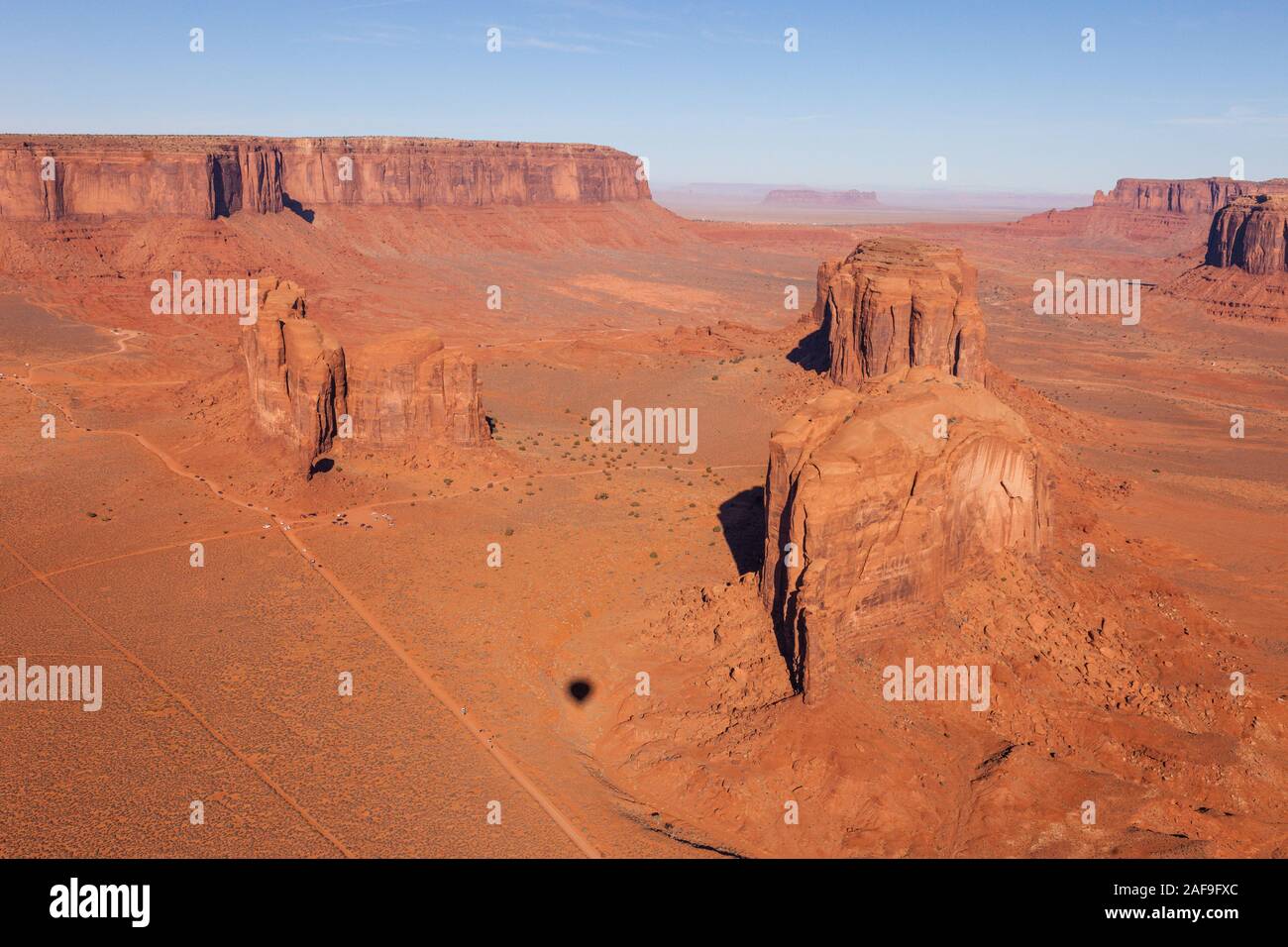 Una vista aerea dell'ombra della nostra mongolfiera da Cly Butte nella Monument Valley Balloon Festival nel parco tribale Navajo Monument Valley in Foto Stock