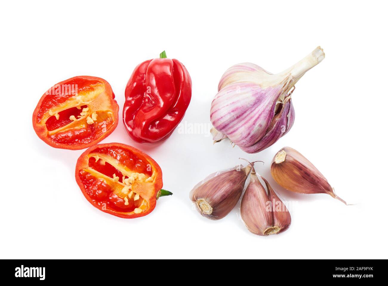 Habanero peppers, isolato su bianco. Cibo messicano. Salsa Habanero. Peperoncini piccanti Foto Stock