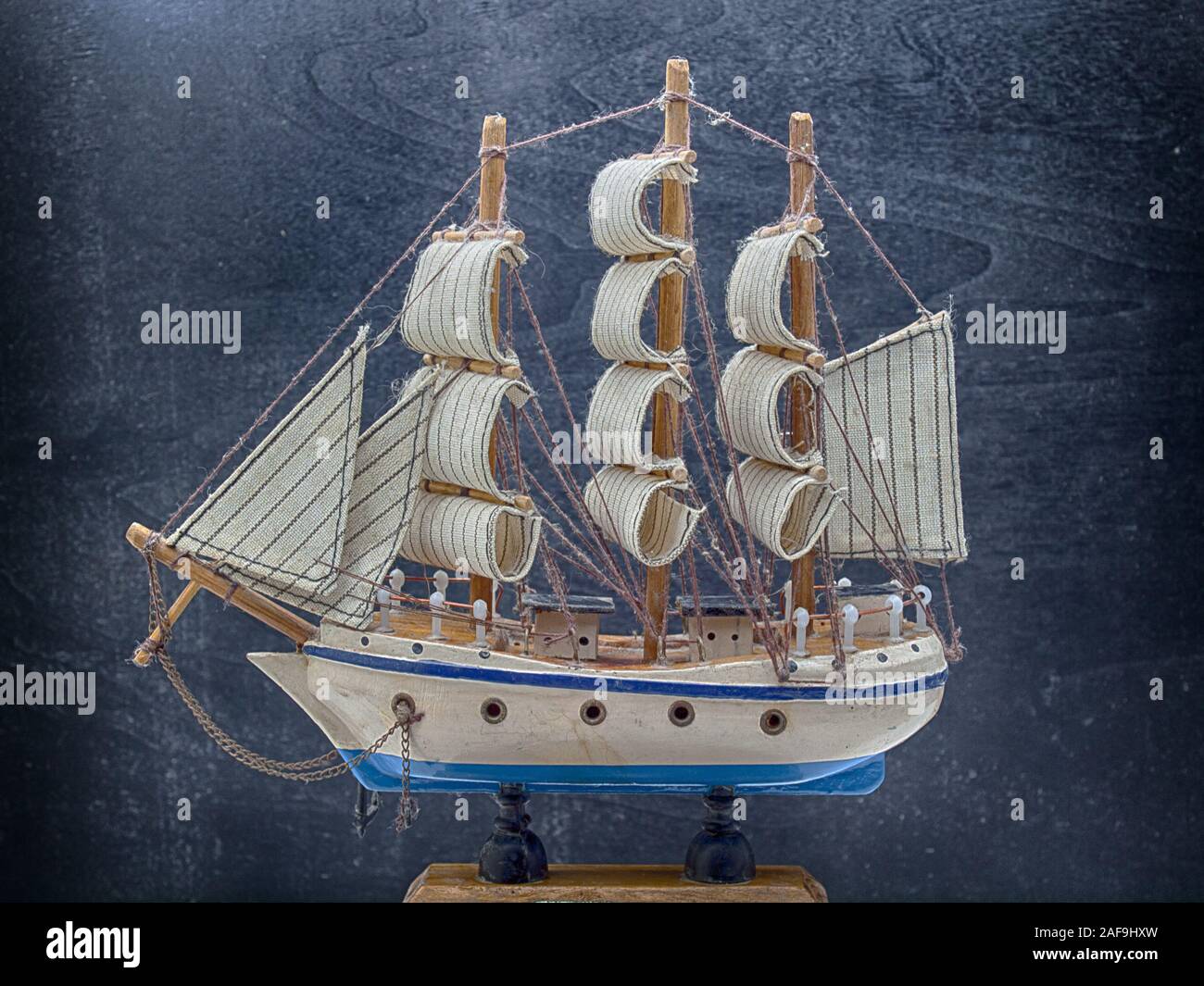 Simulazione barca posta indesiderata , posto su uno sfondo nero. (Vintage) Foto Stock