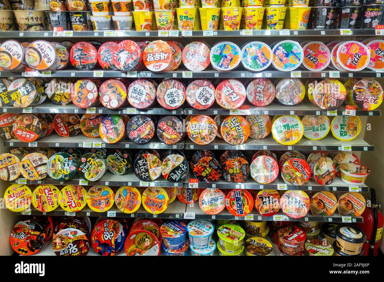 Seoul, Corea del Sud, 2019: pronto a mangiare i pasti sul display sul ripiano in negozio. Foto Stock