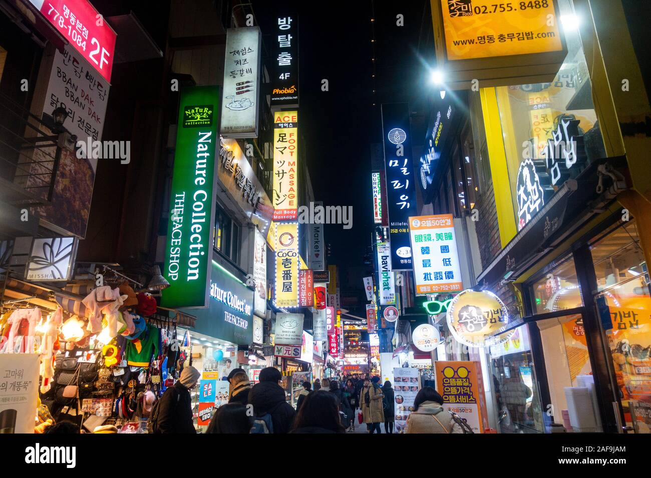 Seoul, Corea del Sud - 6 Dicembre 2019: a Myeongdong district a sera, il popolare sito per trattamenti estetici e di bellezza Foto Stock