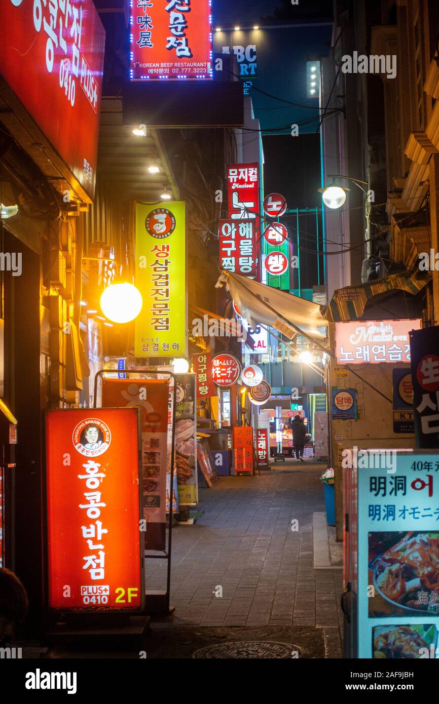Seoul, Corea del Sud - 6 Dicembre 2019: a Myeongdong district a sera, il popolare sito per trattamenti estetici e di bellezza Foto Stock