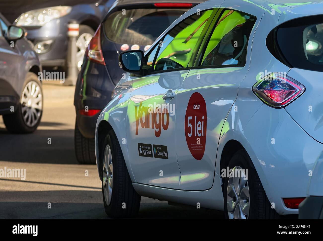 Bucarest, Romania - 09 dicembre 2019: un'auto con il logo Yango della multinazionale Yandex.Taxi BV appartenenti alla federazione multinazionale Y Foto Stock