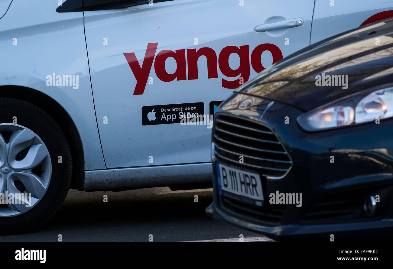 Bucarest, Romania - 09 dicembre 2019: un'auto con il logo Yango della multinazionale Yandex.Taxi BV appartenenti alla federazione multinazionale Y Foto Stock