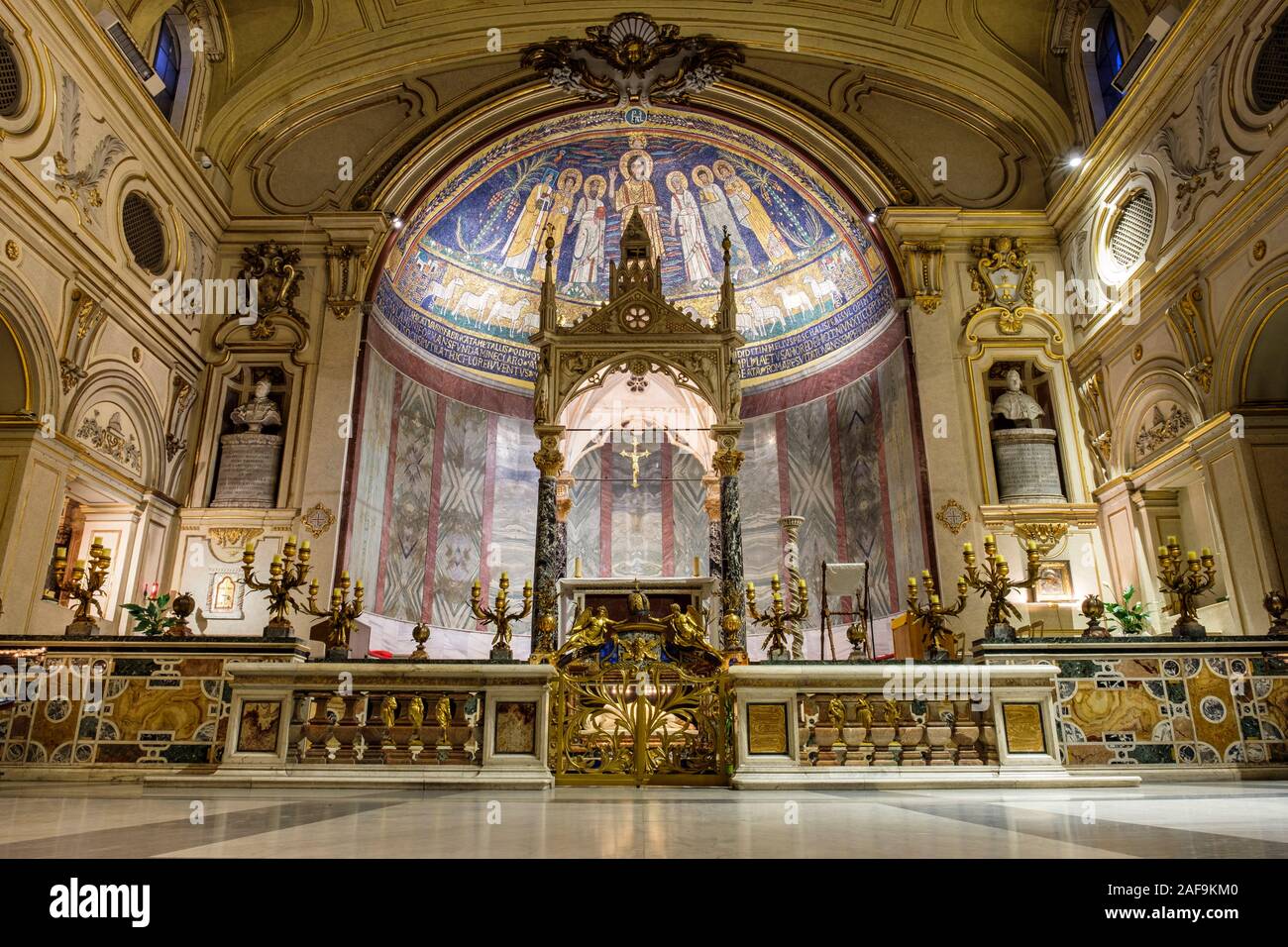 La navata della Basilica di Santa Cecilia in Trastevere di notte, Trastevere District, Trastevere Roma, Italia Foto Stock