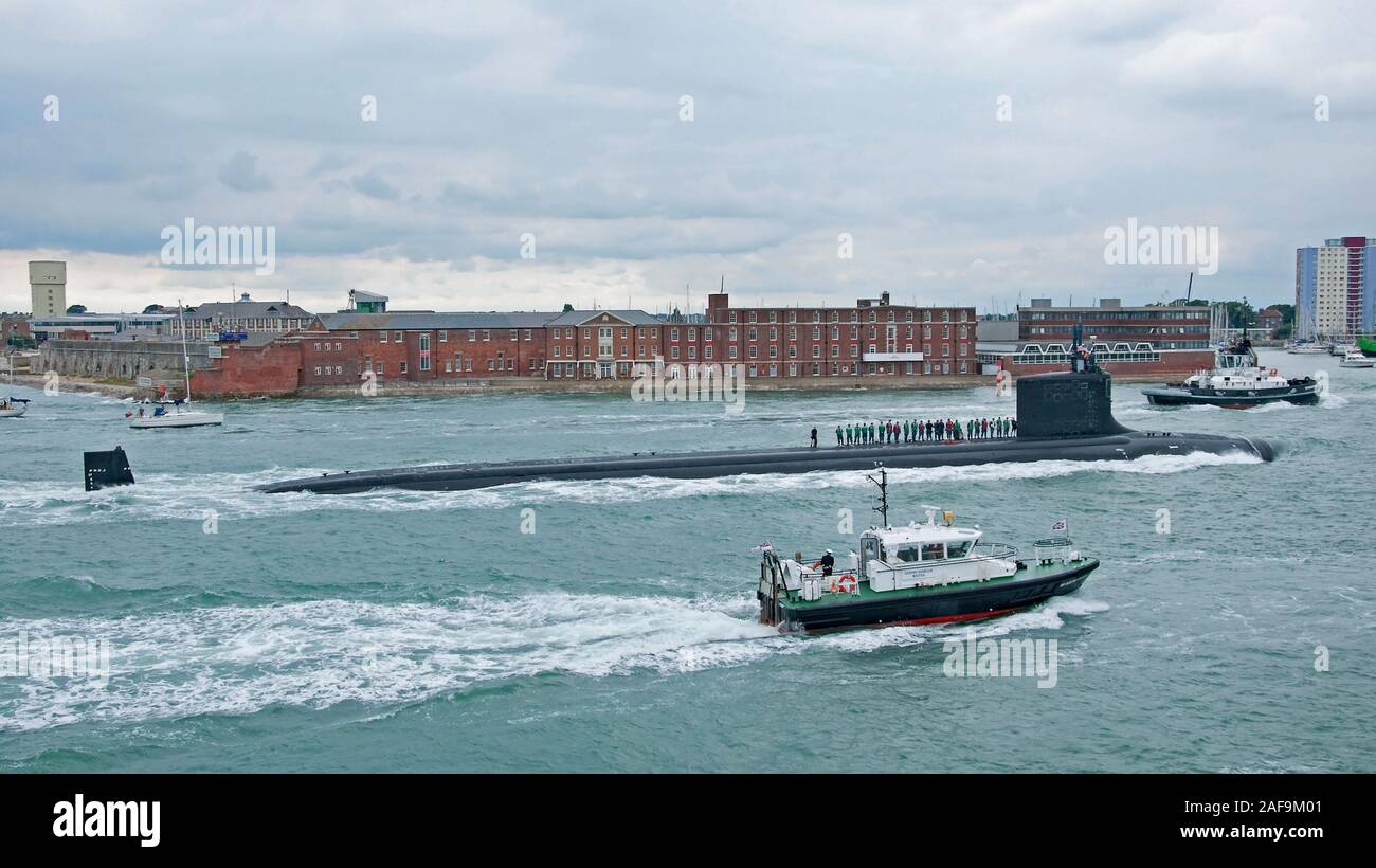 La Marina degli Stati Uniti Virginia Class attack submarine USS Virginia (SSN 774) arrivando a Portsmouth, NEL REGNO UNITO IL 24/8/13 per una visita di cortesia. Foto Stock