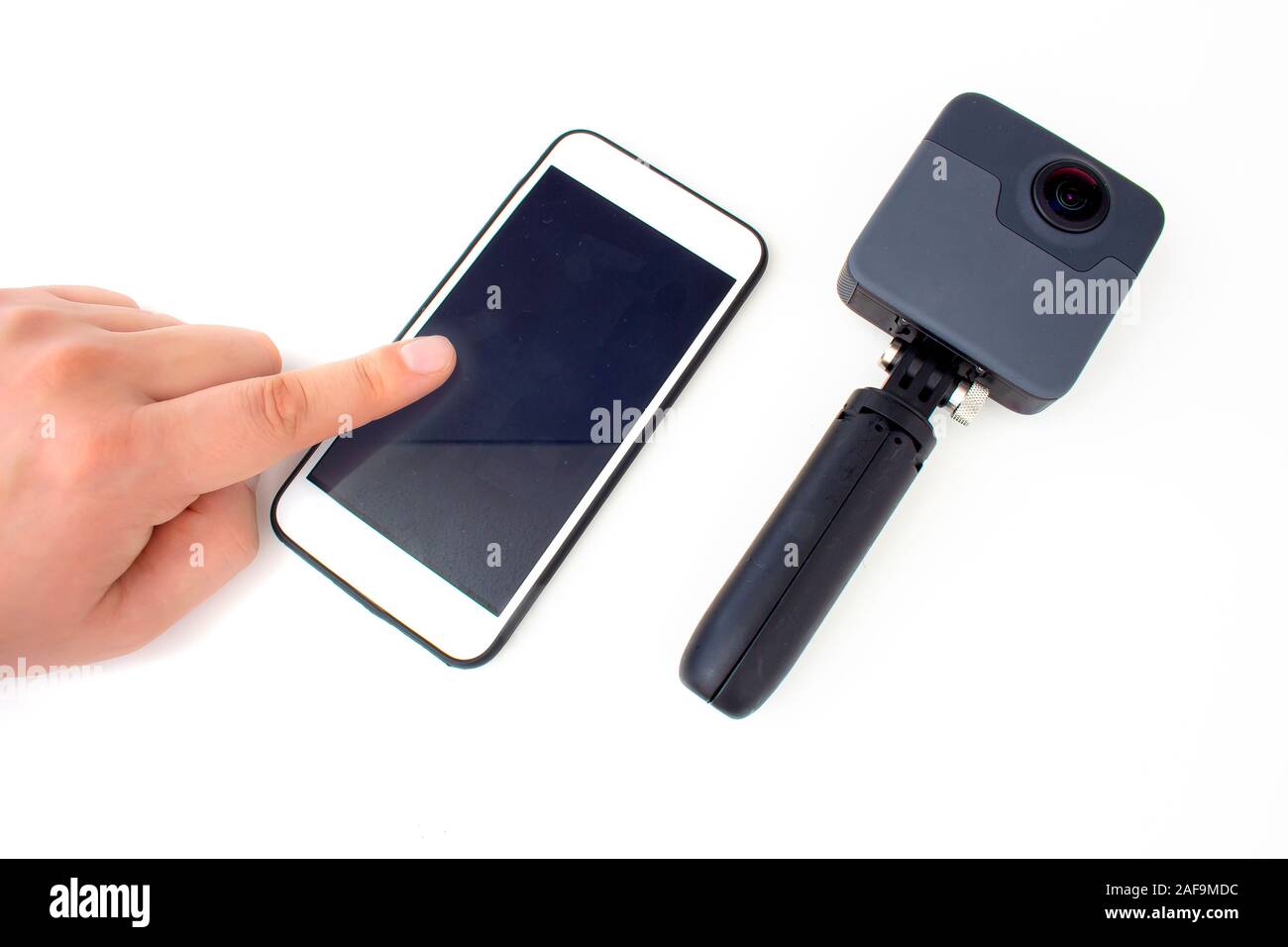Una telecamera 360 con uno smart phone e una mano Foto Stock
