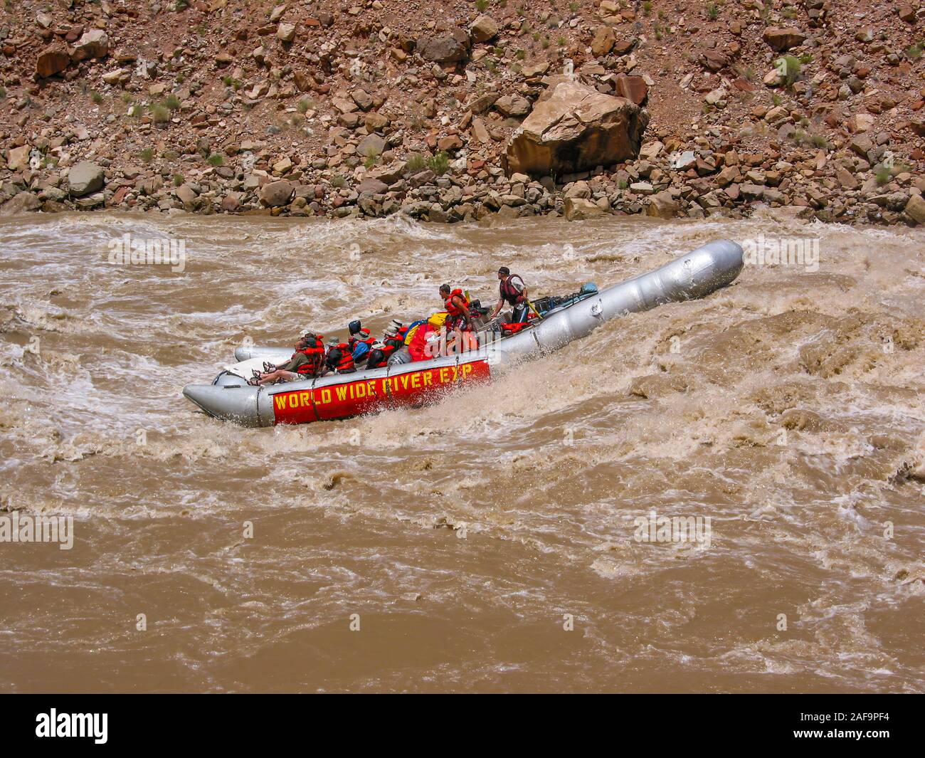 Un 33' S-rig zattera naviga attraverso la grande caduta II rapido nel Cataract canyon sul fiume Colorado nel Parco Nazionale di Canyonlands in Utah. Il livello di flusso wa Foto Stock