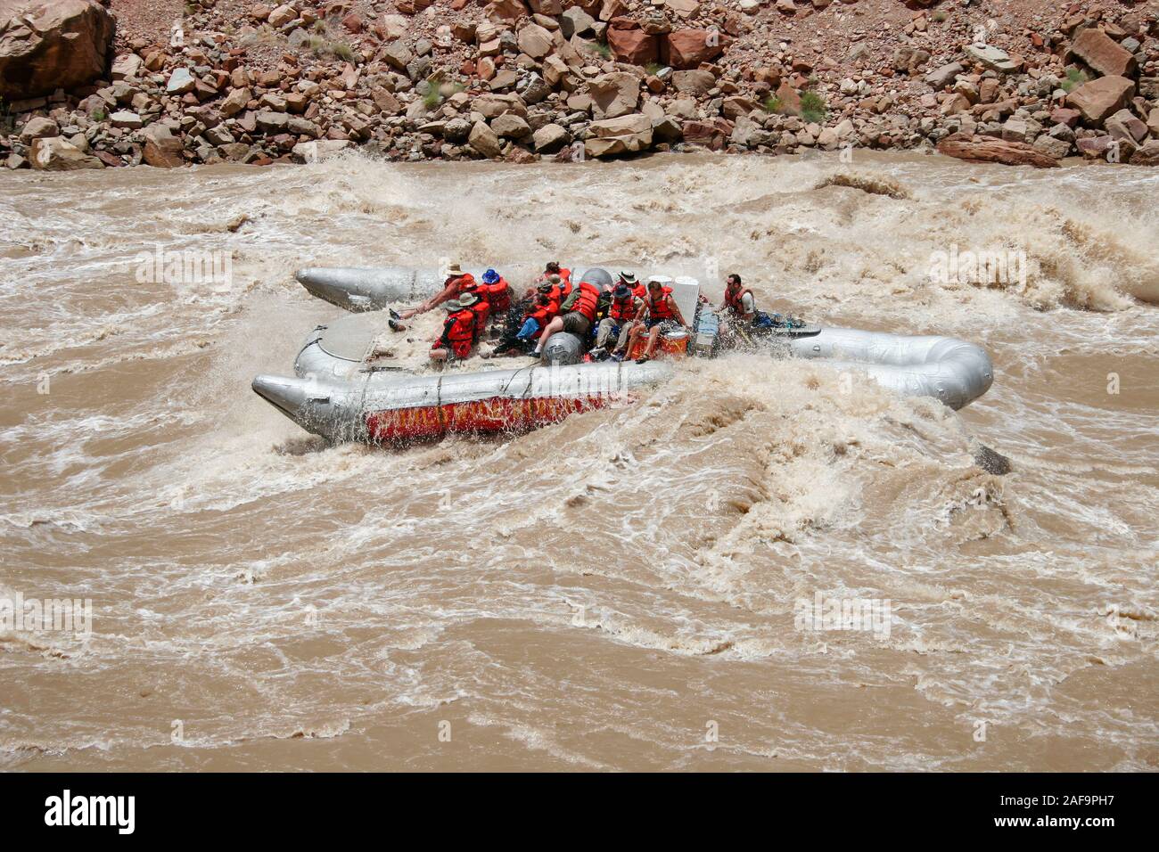 Un 33' S-rig zattera naviga attraverso la grande caduta II rapido nel Cataract canyon sul fiume Colorado nel Parco Nazionale di Canyonlands in Utah. Il livello di flusso wa Foto Stock