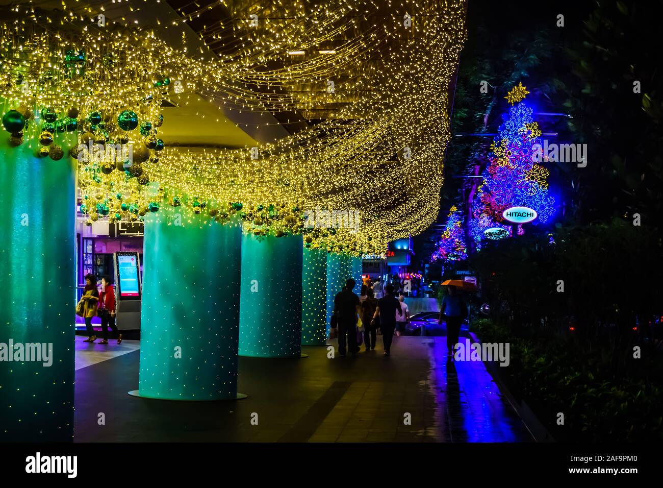 Singapore - 2 dic. 2019: belle luci di Natale decorazione nella parte anteriore del Centrepoint a Orchard Road di Singapore. Foto Stock
