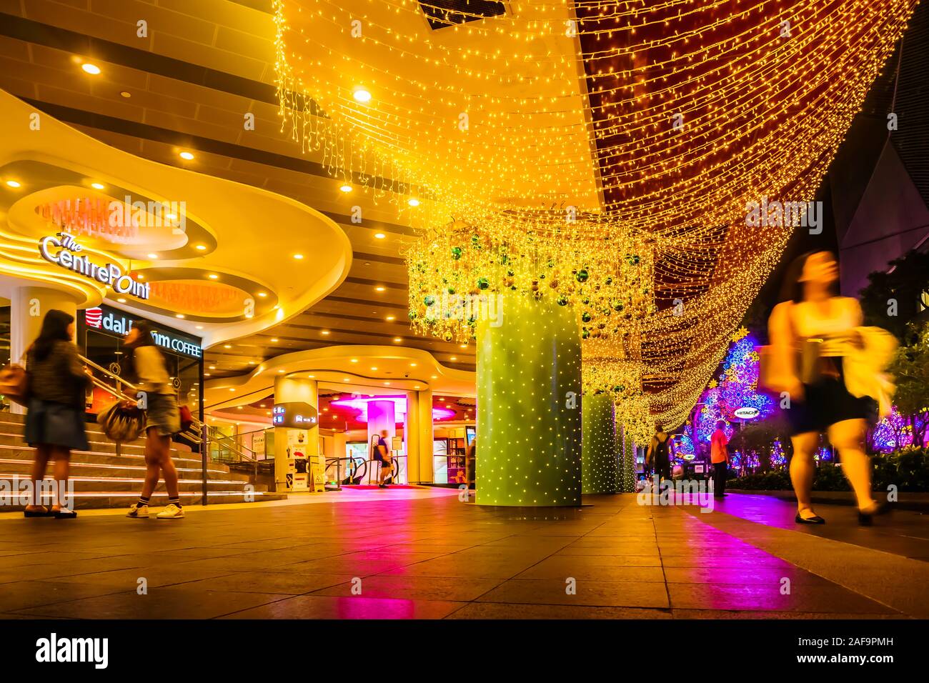 Singapore - 2 dic. 2019: belle luci di Natale decorazione nella parte anteriore del Centrepoint a Orchard Road di Singapore. Foto Stock