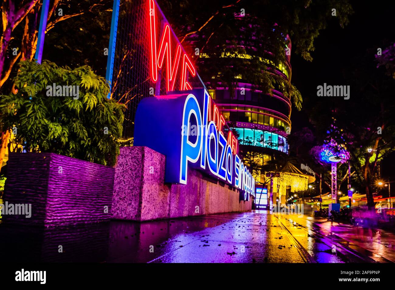 Singapore - 2 dic. 2019: Bellissimo natale decorazione illuminazione davanti a Plaza Singapore. Foto Stock