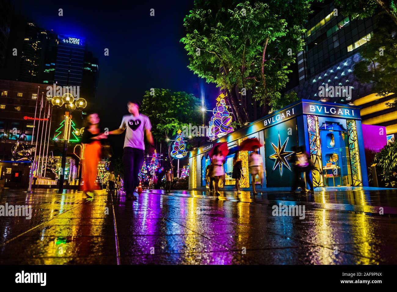 Singapore - 2 dic. 2019: belle luci di Natale decorazione di fronte Wisma Atria a Orchard Road di Singapore. Foto Stock