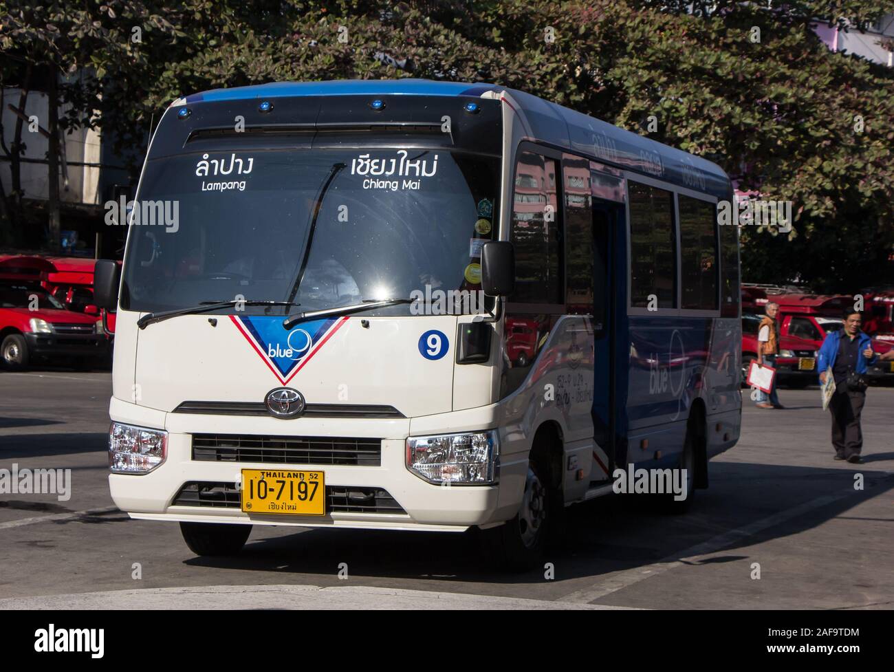 Licciana Nardi, Italia - 14 dicembre 2019: Mini bus della Blue9 Company, Toyota coaster. percorso Lampang e Phrae. Foto di Chiangmai, dalla stazione degli autobus in Thailandia. Foto Stock