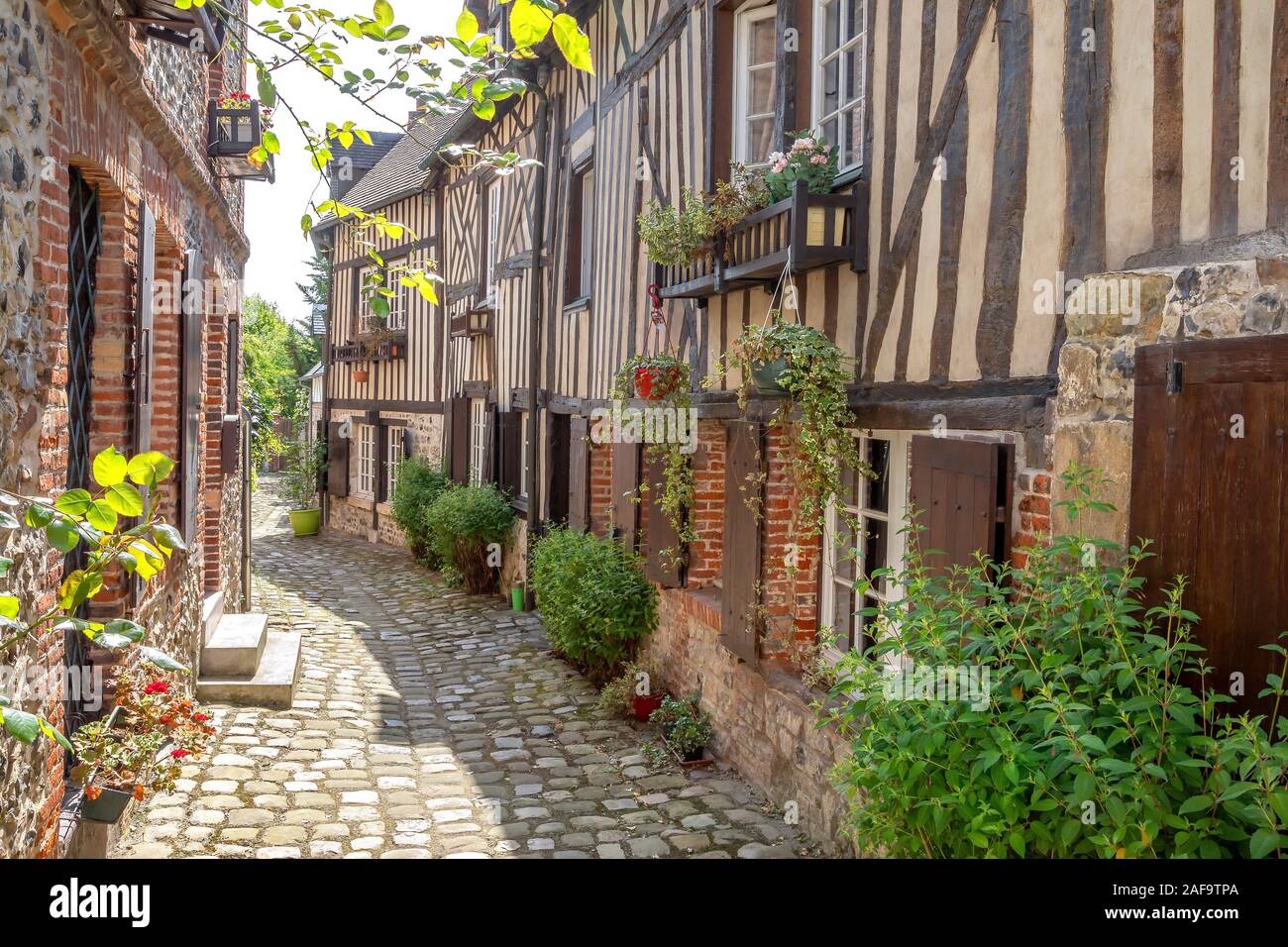 Affascinante vecchia strada di ciottoli in Honfleur, Francia Foto Stock