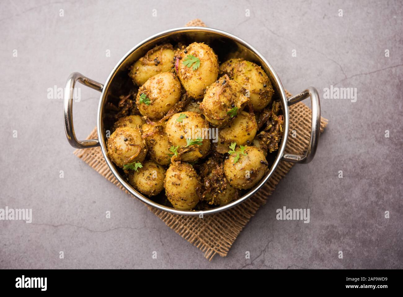 Jeera Aloo - patate aromatizzate con semi e spezie di Cumin. Ricetta popolare indiana a portata principale. Servita in una ciotola. Focalizzazione selettiva Foto Stock