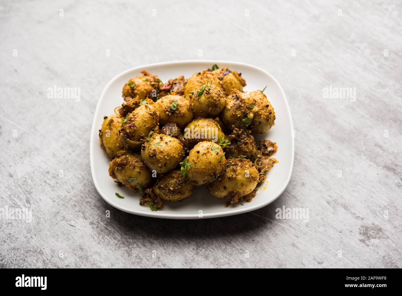 Jeera Aloo - patate aromatizzate con semi e spezie di Cumin. Ricetta popolare indiana a portata principale. Servita in una ciotola. Focalizzazione selettiva Foto Stock