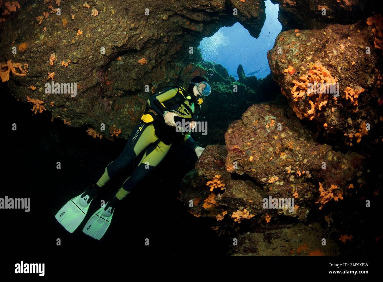 Subacqueo nella grotta sottomarina Bubble Cave bodrum, Turchia Foto Stock
