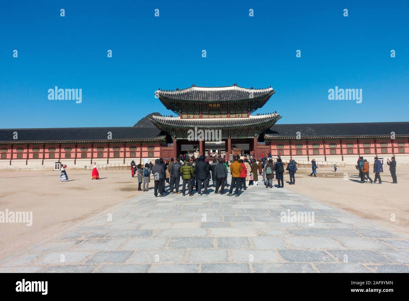 Seoul, Corea del Sud - Novembre 28th, 2019: turisti indossando il tradizionale coreano Hanbok dress e visitando il Palazzo Gyeongbokgung su una soleggiata giornata invernale Foto Stock