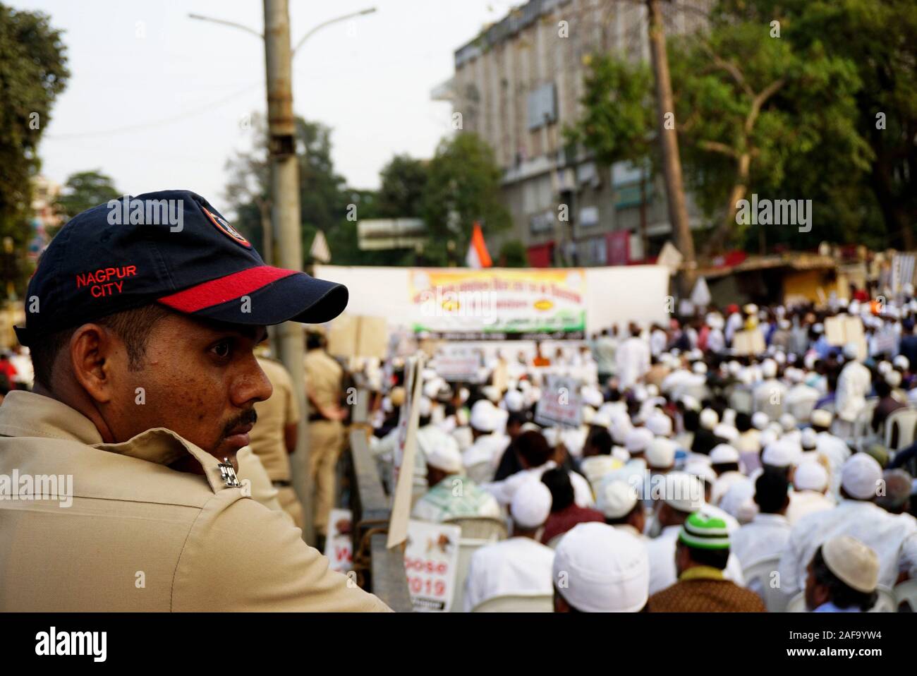 Dicembre 13, 2019: Nagpur, India. 13 dic 2019. Le comunità musulmane prendere parte in una silenziosa protesta contro la cittadinanza Amendment Bill (cabina) e Registro Nazionale dei cittadini (NRC) organizzato da Jamiat Ulama-i-Hind su dicembre 13, 2019, in Nagpur, Maharashtra. (Credito Immagine: © Azhar KhanZUMA filo) Foto Stock