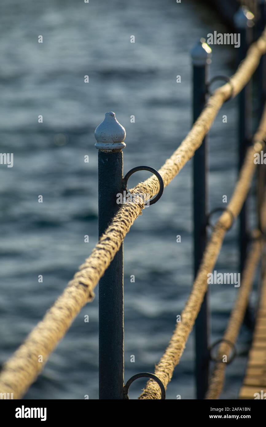Ringhiera di corda di un attracco nella luce della sera. Retroilluminato,  scena dall'Egitto Foto stock - Alamy
