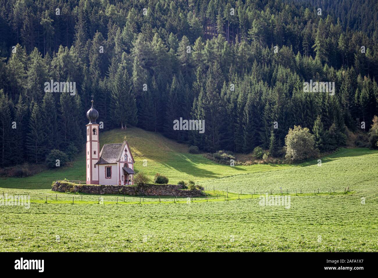 Chiesa di San Giovanni in Ranui nelle Dolomiti, Italia Foto Stock