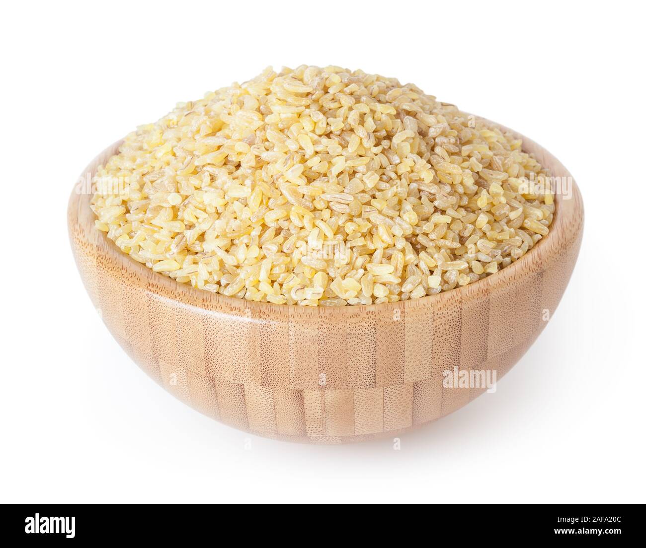 Non cotti bulgur in ciotola di legno isolato su sfondo bianco con tracciato di ritaglio Foto Stock