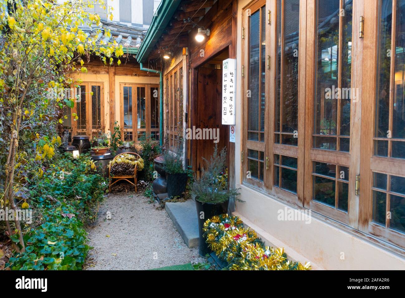 Seoul, Corea del Sud . Novembre 30th, 2019: tradizionale vecchia casa da tè in Insadong distretto. Foto Stock