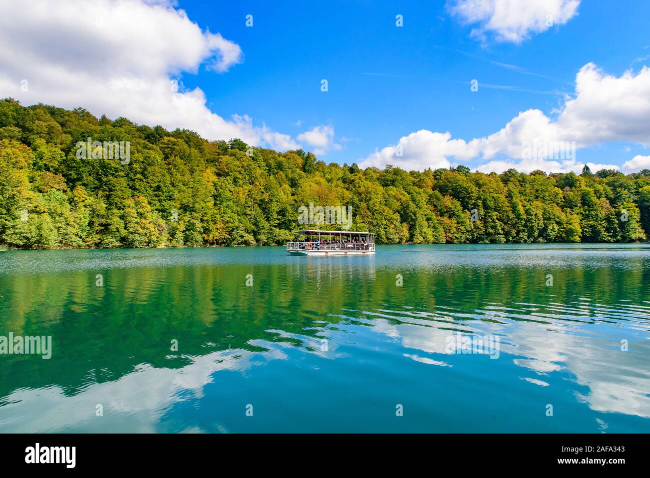 Gita in barca sul lago turchese al Parco Nazionale dei Laghi di Plitvice (Plitvicka jezera), Croazia Foto Stock