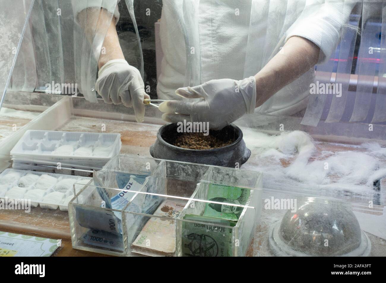 Seoul, Corea del Sud 2019 uomo preparare dolci tradizionali coreani torte di riso Foto Stock