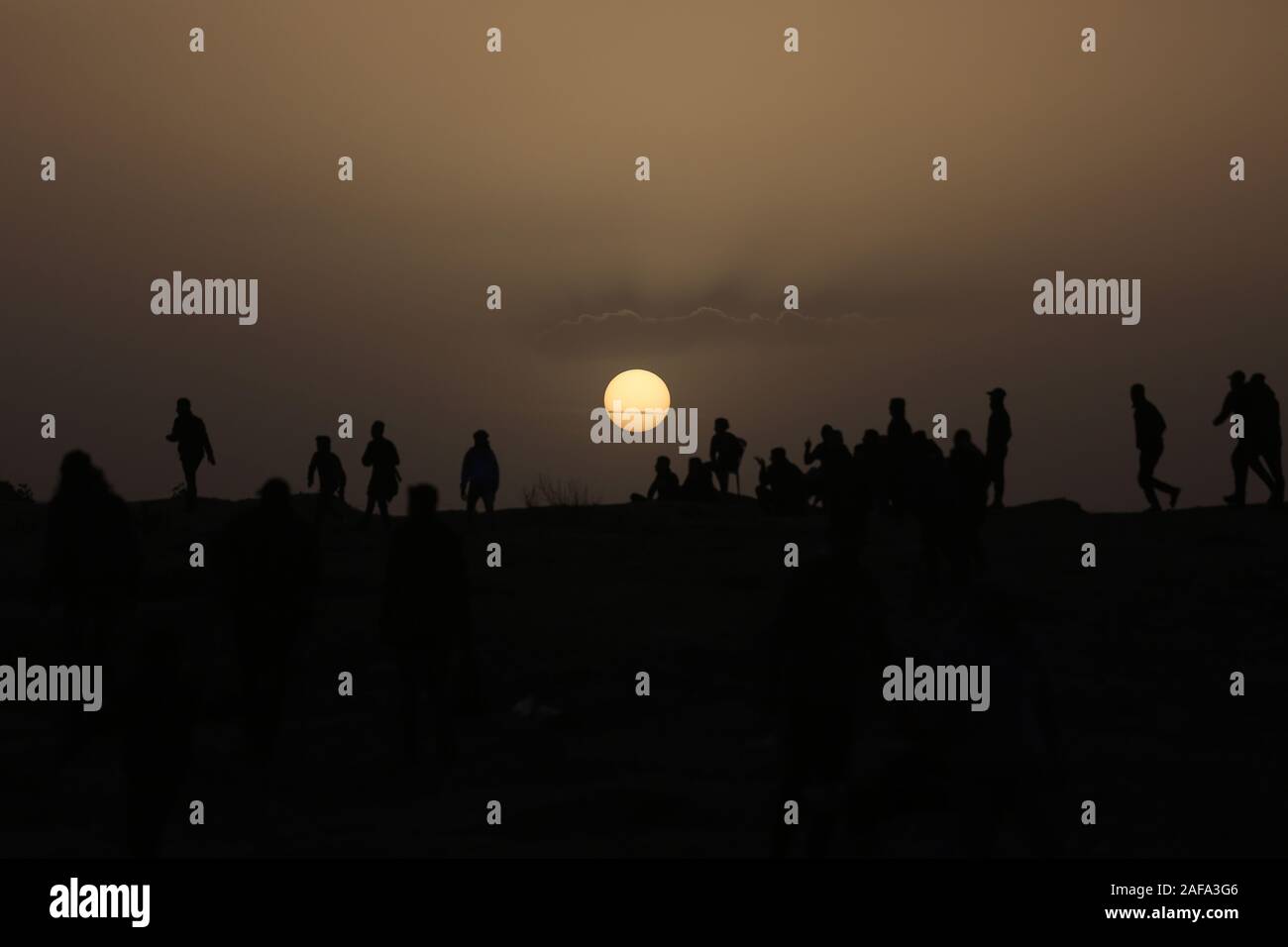 La striscia di Gaza. Xiii Dec, 2019. I dimostranti palestinesi si scontrano con le truppe israeliane nella zona centrale della striscia di Gaza, Dic 13, 2019. Credito: Khaled Omar/Xinhua/Alamy Live News Foto Stock