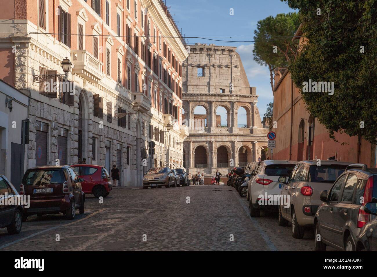 Un strret laterale che conduce al Colosseo (o il Colosseo a Roma, Italia. Uno dei mondi più famosi punti di riferimento Foto Stock